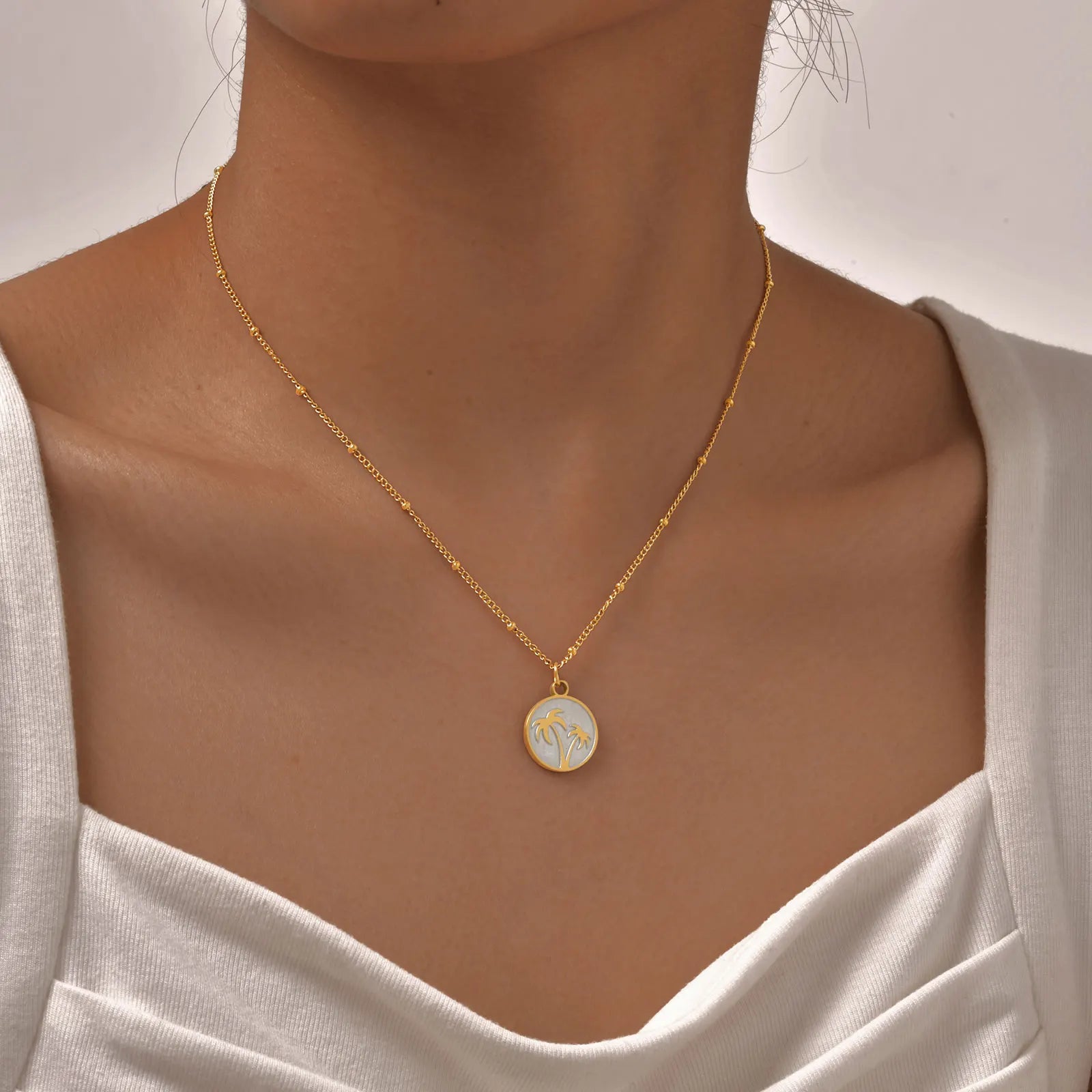 Collar con colgante redondo y motivo de palmera