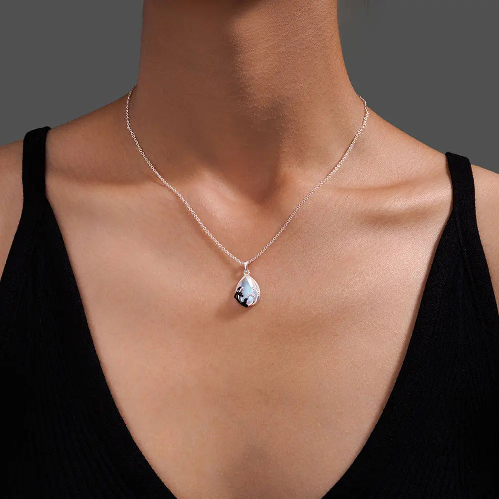 Collar con colgante de orca y olas en piedra lunar
