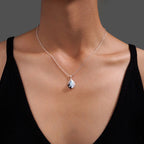 Collar con colgante de orca y olas en piedra lunar