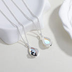 Collar con colgante de orca y olas en piedra lunar