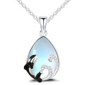 Collar con colgante de orca y olas en piedra lunar
