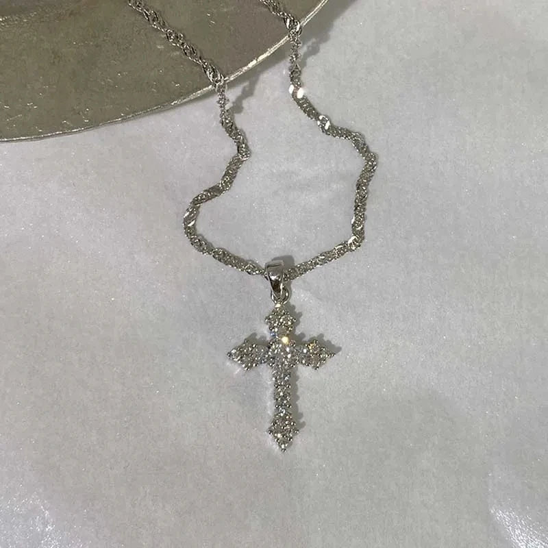 Collar con colgante de cruz engastado con strass