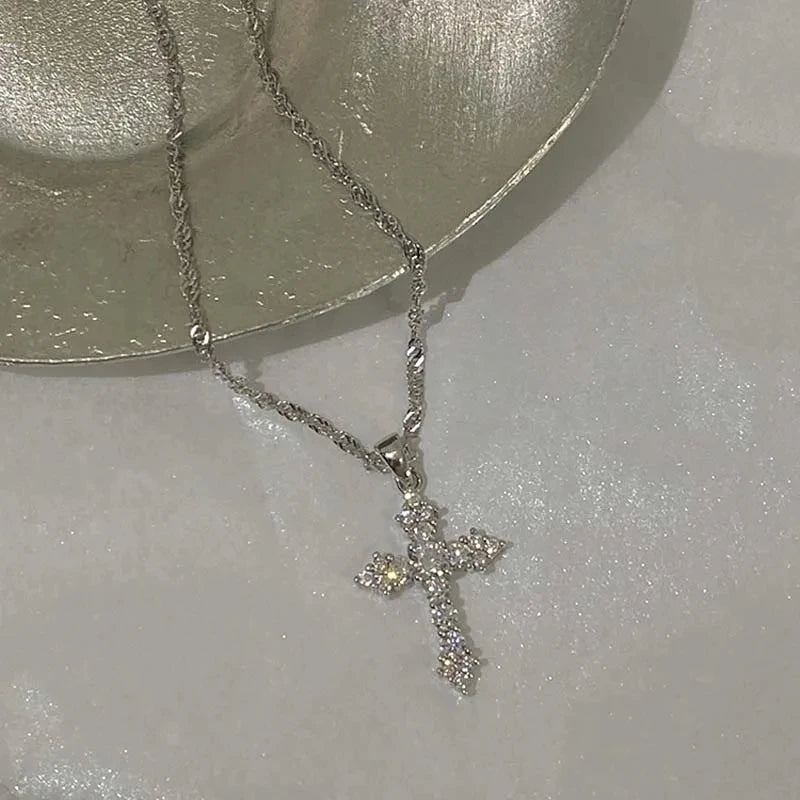 Collar con colgante de cruz engastado con strass