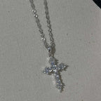 Collar con colgante de cruz engastado con strass