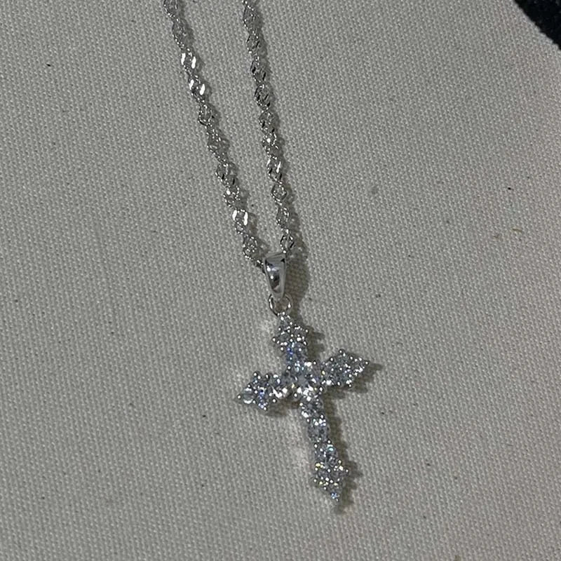 Collar con colgante de cruz engastado con strass