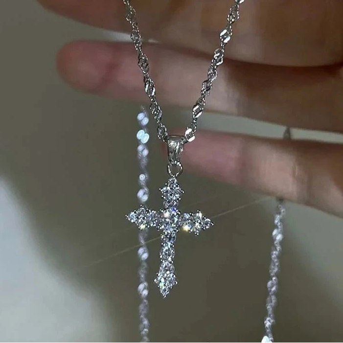 Collar con colgante de cruz engastado con strass