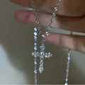 Collar con colgante de cruz engastado con strass