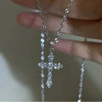 Collar con colgante de cruz engastado con strass