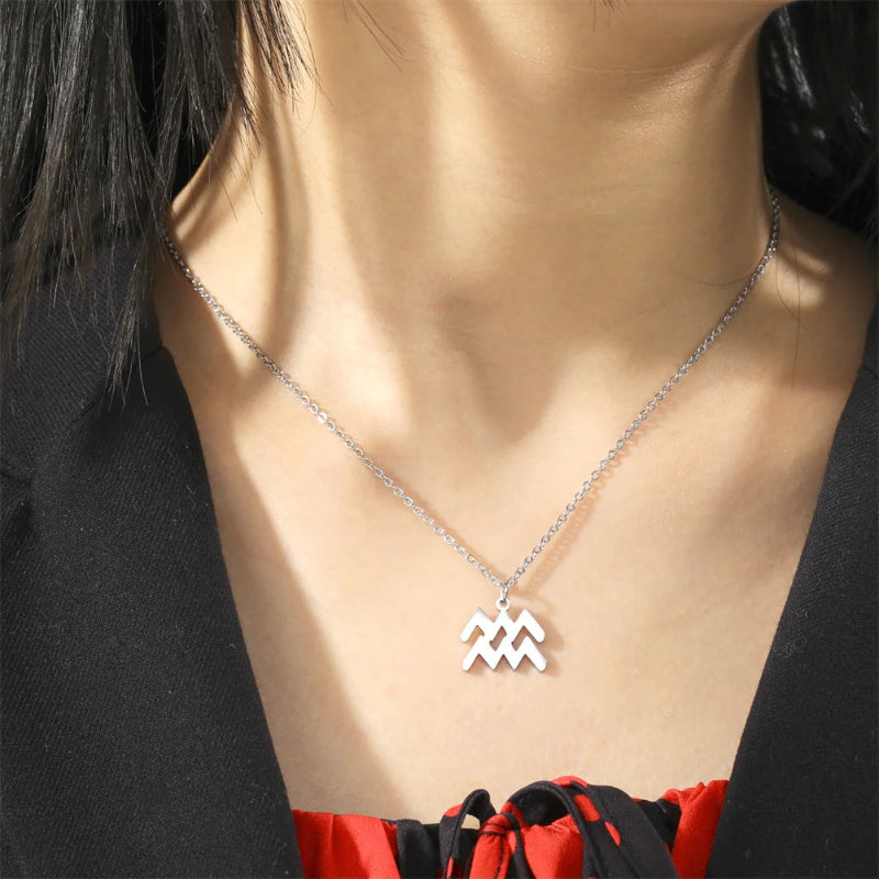 Collar con colgante dorado signo del zodiaco