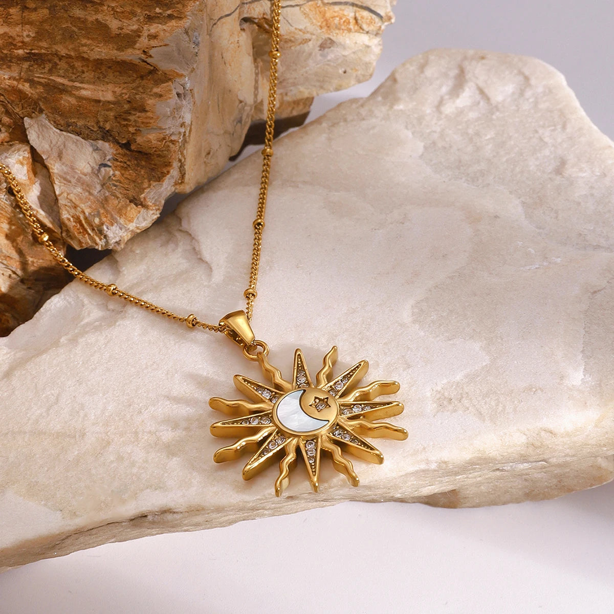 Collar con encantador colgante de sol y luna