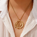 Collar con colgante espiral dorado