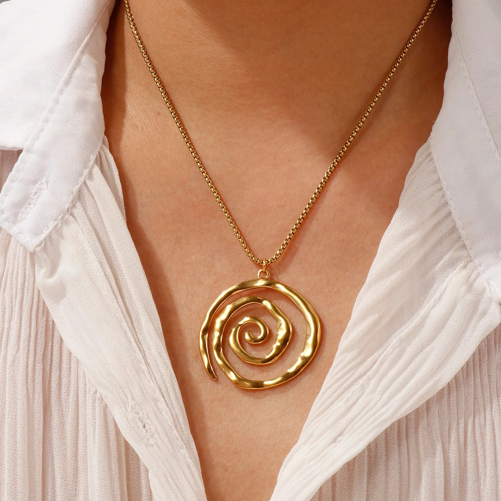 Collar con colgante espiral dorado