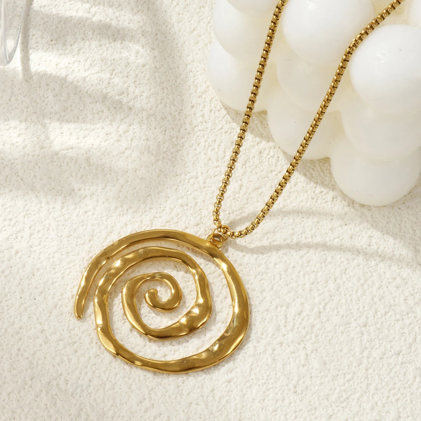 Collar con colgante espiral dorado