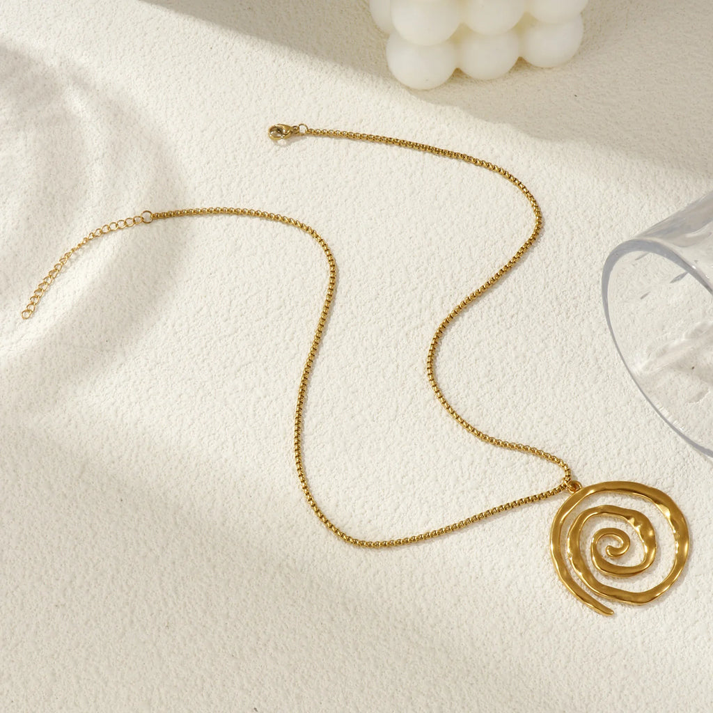Collar con colgante espiral dorado