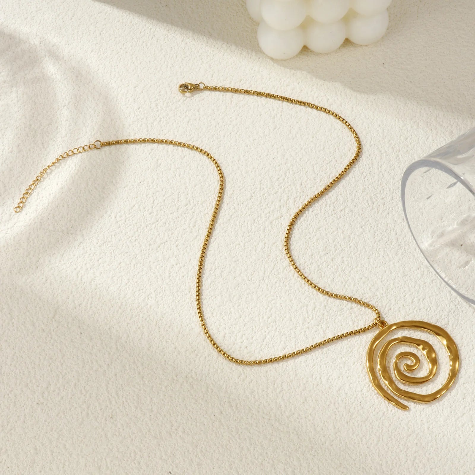 Collar con colgante espiral dorado