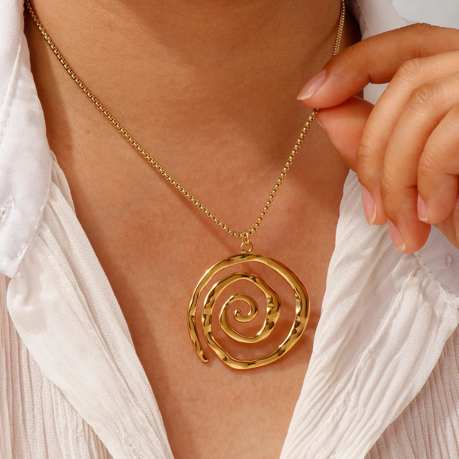 Collar con colgante espiral dorado