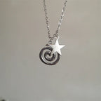 Collar con colgante de espiral y pequeña estrella
