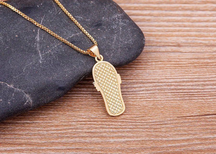 Collar con colgante de lengua, ojo azul y circonio