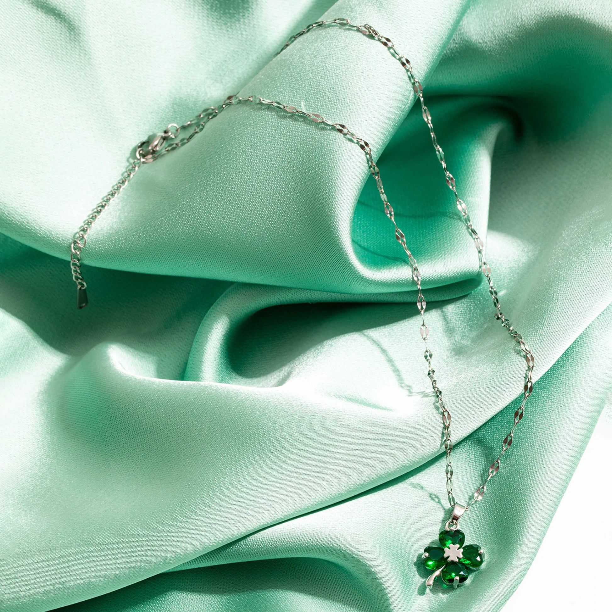 Collar con colgante de trébol de 4 hojas coloreado en plata y verde