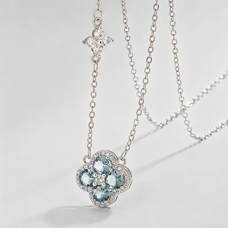 Collar con colgante de trébol pavé de cristales azules