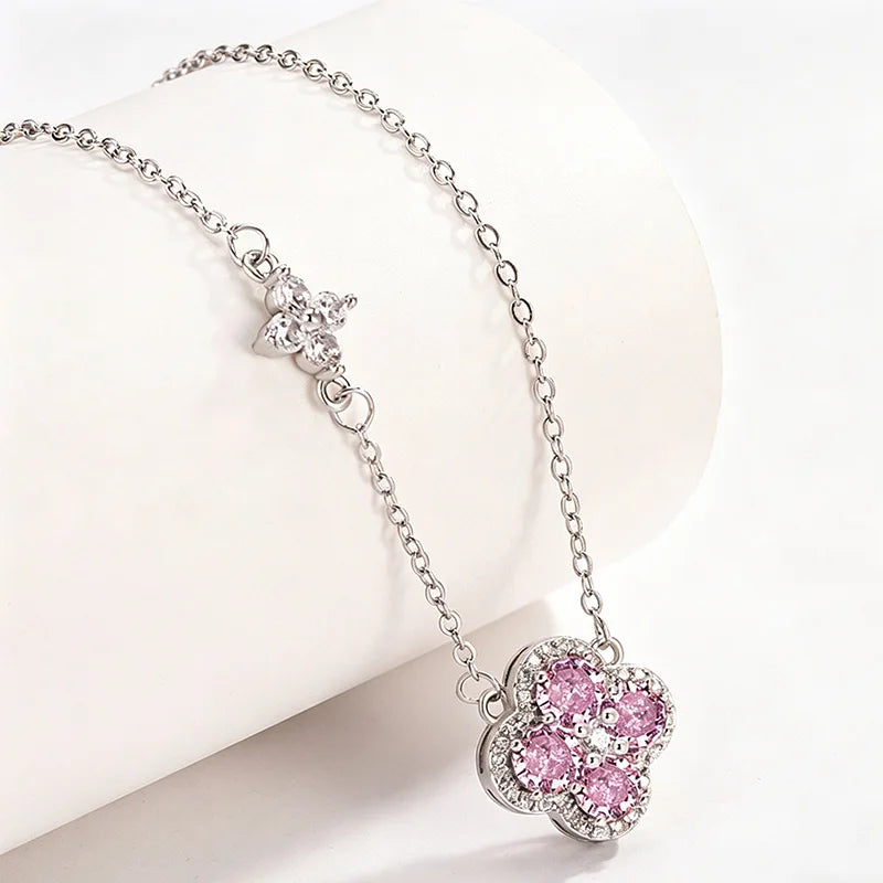 Collar con colgante de trébol pavé de cristales rosas