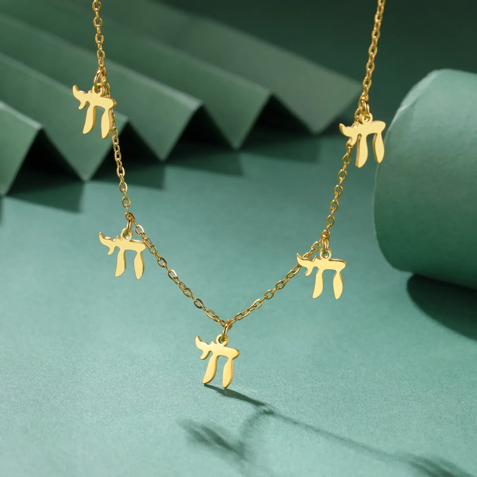 Collar con colgantes de letra hebrea Chai judío oro