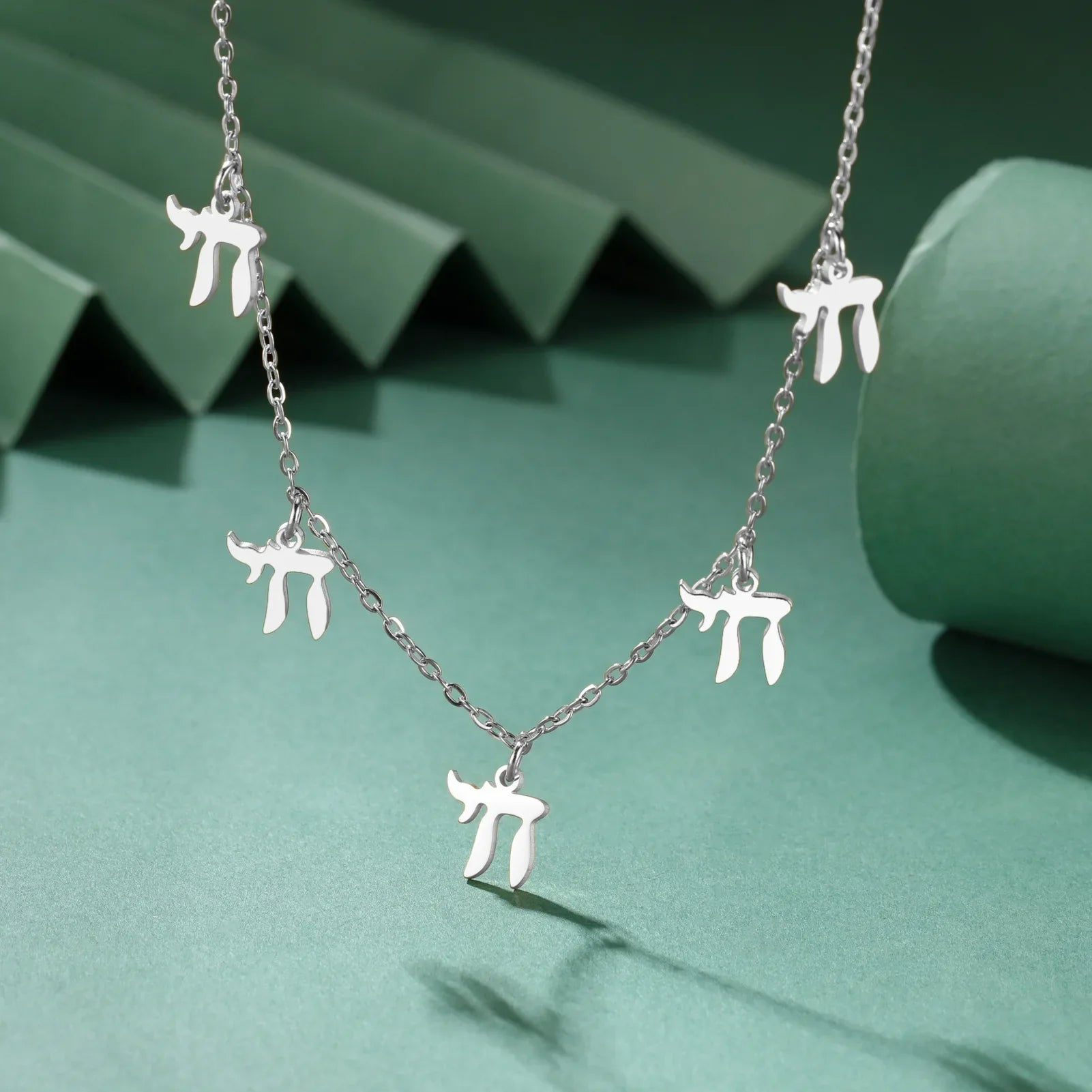 Collar con colgantes de letra hebrea Chai judío plata