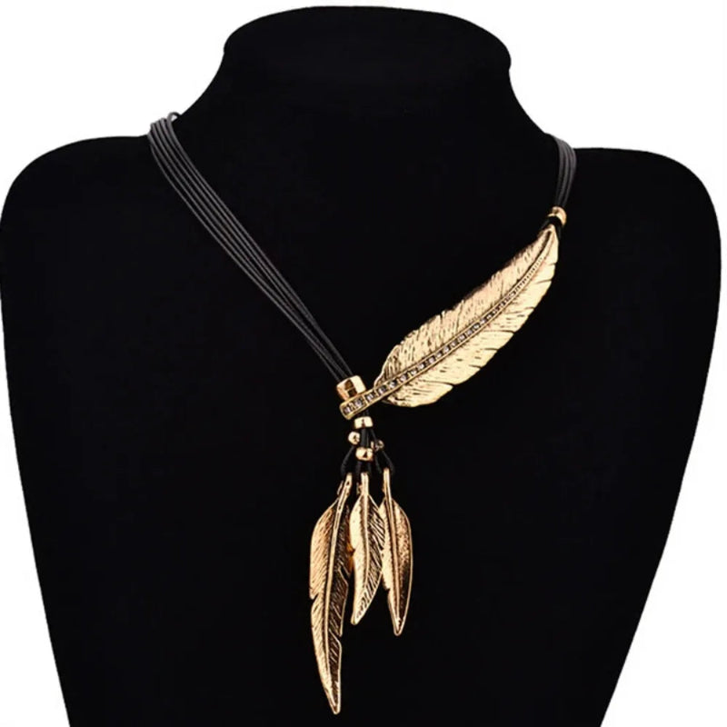 Collar con Colgante de Plumas dorado