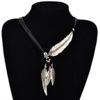 Collar con Colgante de Plumas plateado