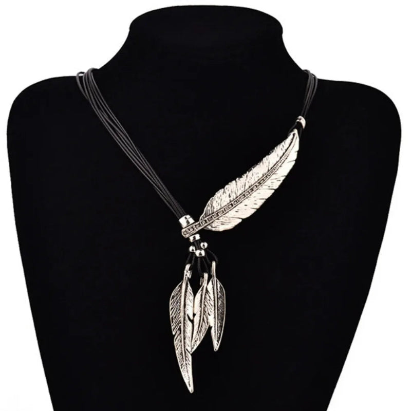 Collar con Colgante de Plumas plateado