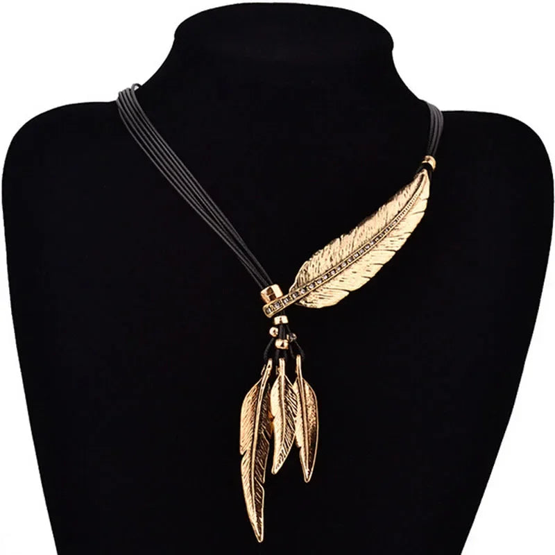 Collar con Colgante de Plumas dorado