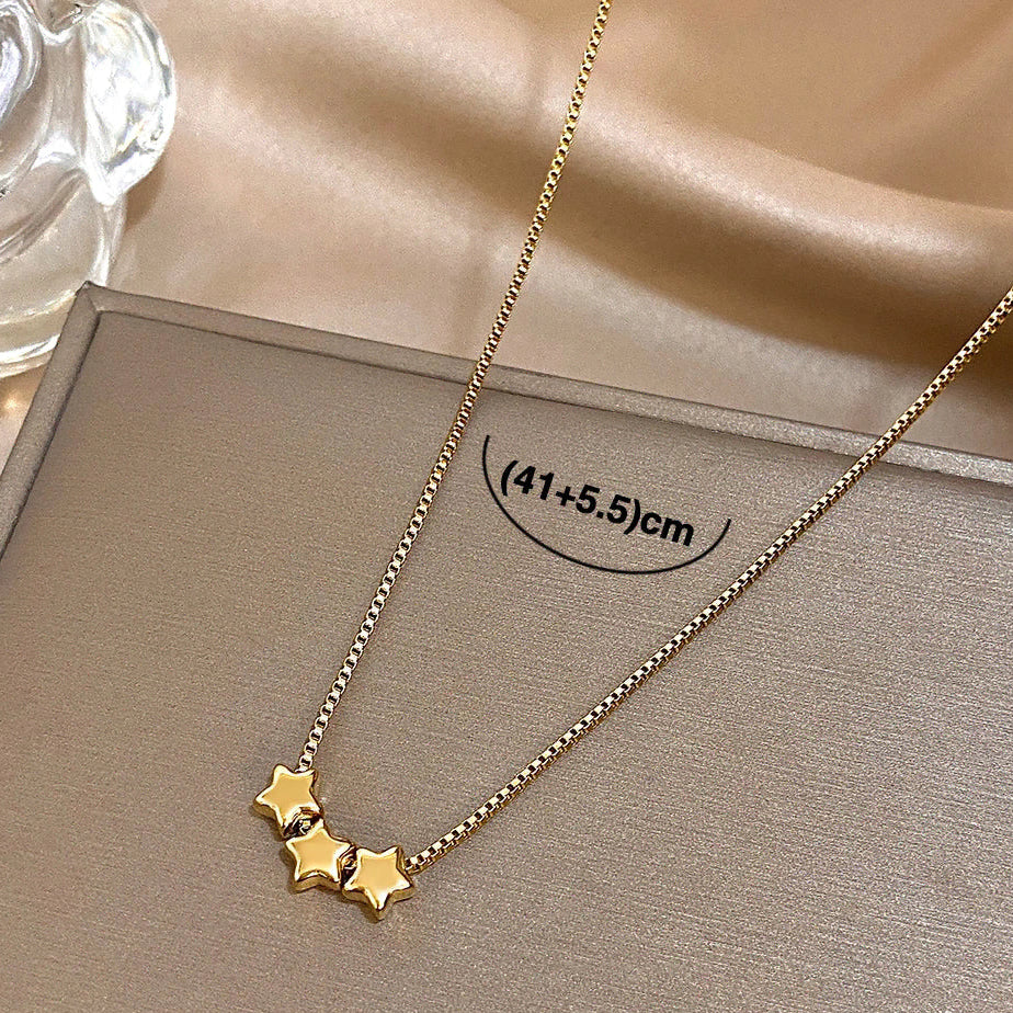 Collar con colgantes de triple estrella