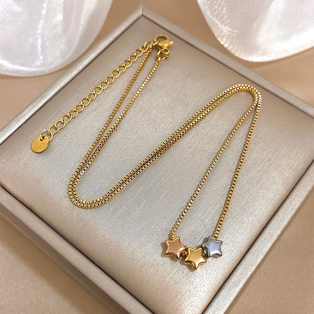 Collar con colgantes de triple estrella