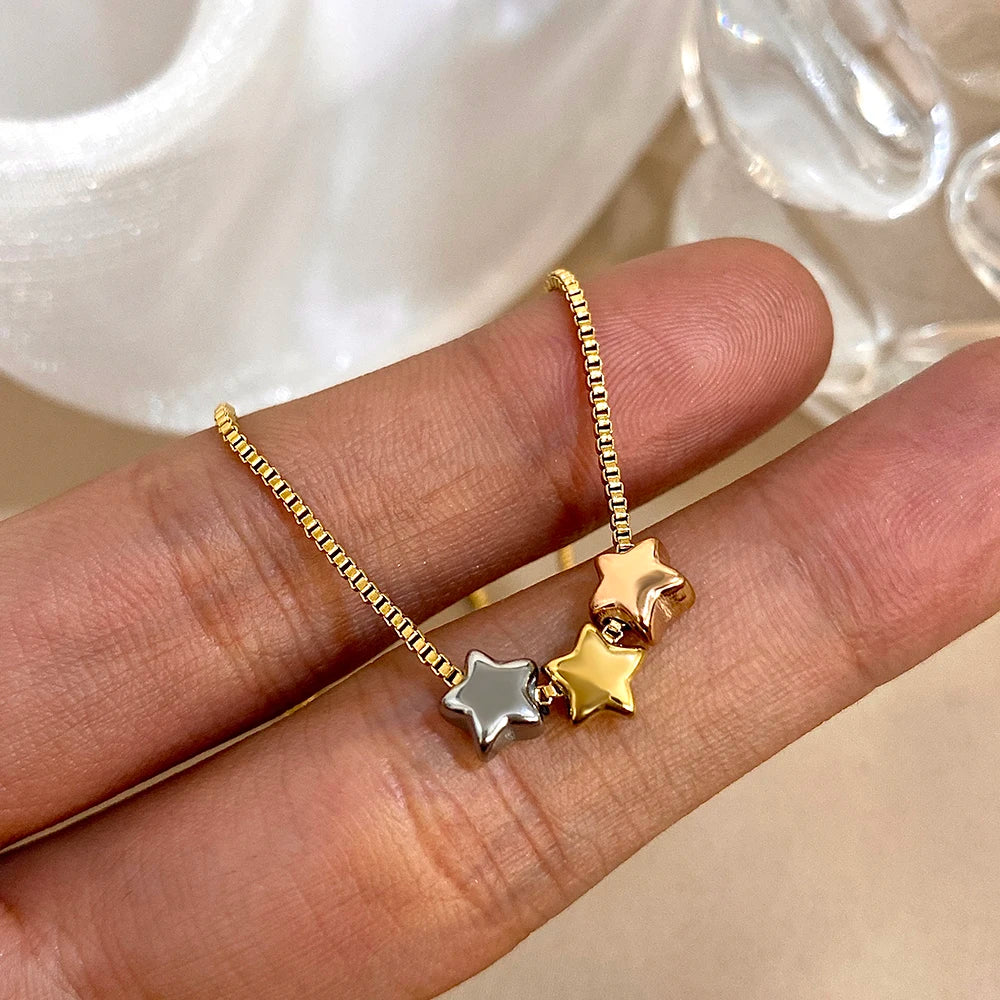 Collar con colgantes de triple estrella bicolor