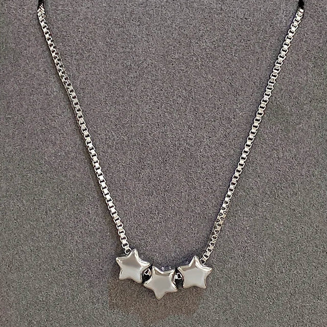 Collar con colgantes de triple estrella de plata