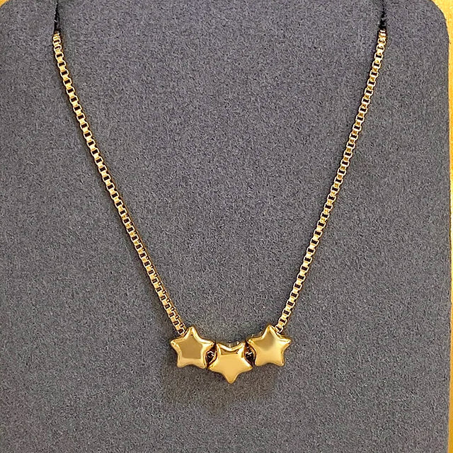 Collar con colgantes de triple estrella de oro