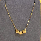Collar con colgantes de triple estrella de oro