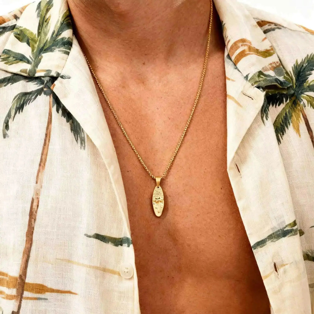 Collar con pequeño colgante de palmera y mar dorado