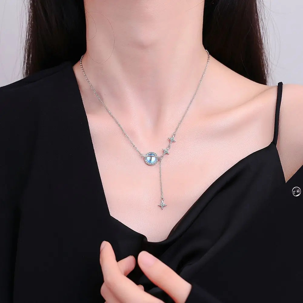Collar con colgante de piedra de luna y estrellas de circonio