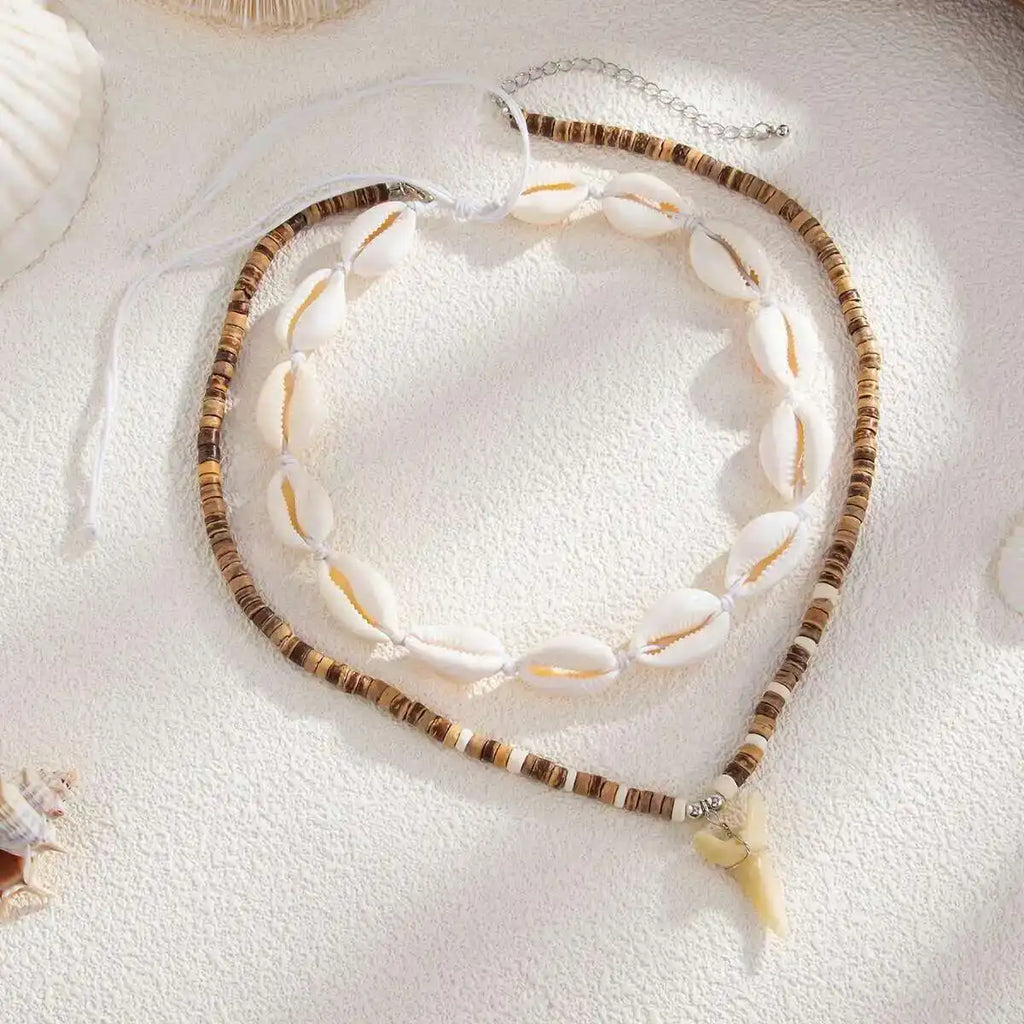 Lote de 2 collares bohemios de conchas y colgante de diente de tiburón blanco