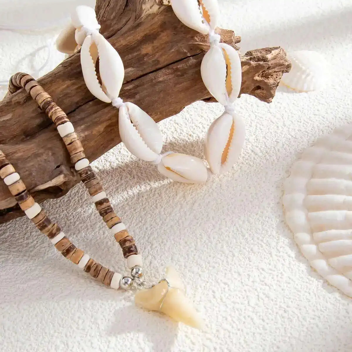 Lote de 2 collares bohemios de conchas y colgante de diente de tiburón blanco