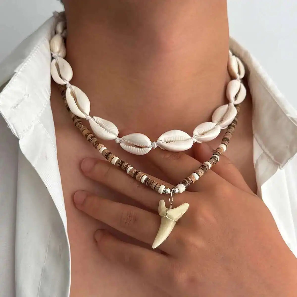 Lote de 2 collares bohemios de conchas y colgante de diente de tiburón blanco