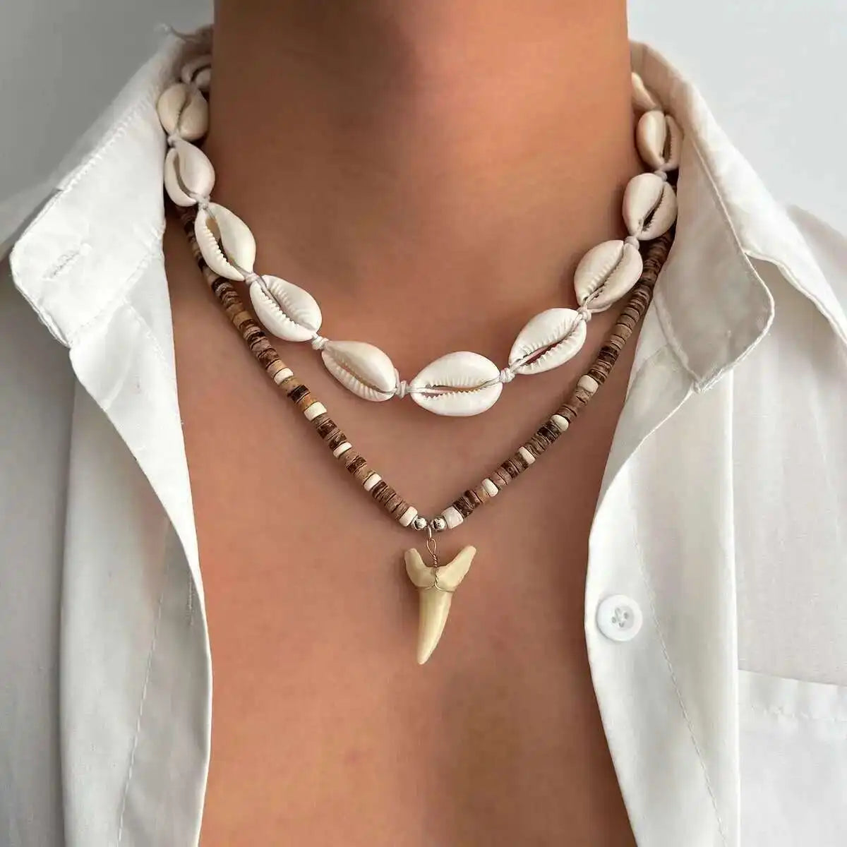 Lote de 2 collares bohemios de conchas y colgante de diente de tiburón blanco