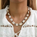 Collar con concha cauri blanco negro