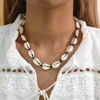 Collar con concha cauri blanco negro