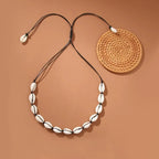 Collar con concha cauri blanco negro