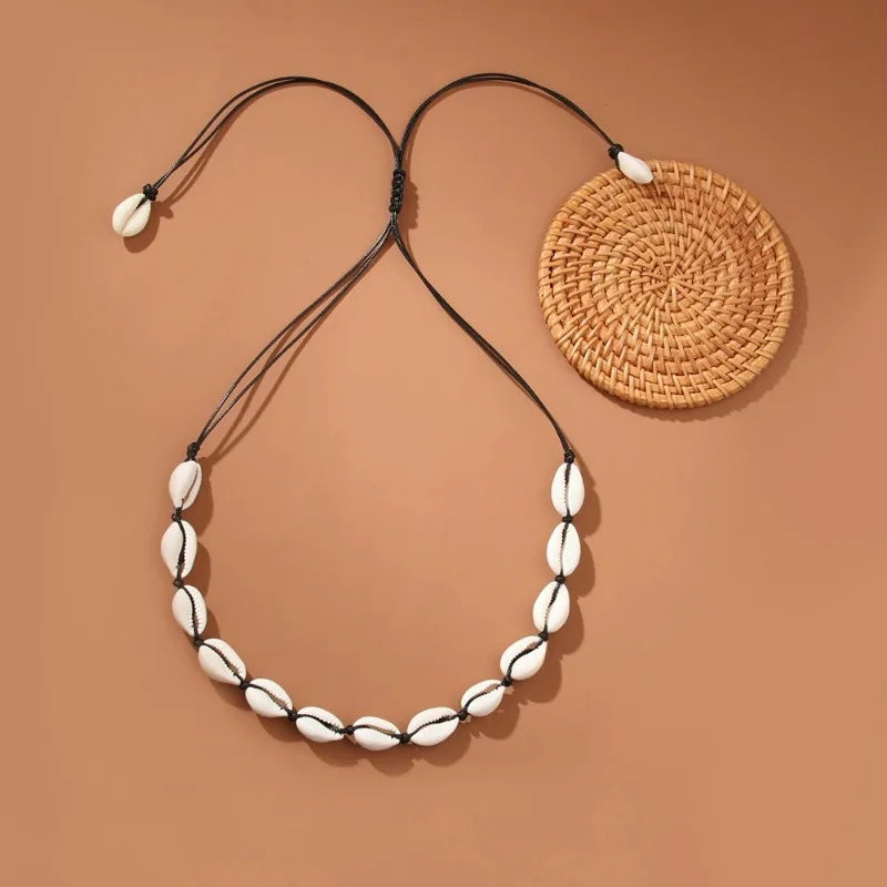 Collar con concha cauri blanco negro