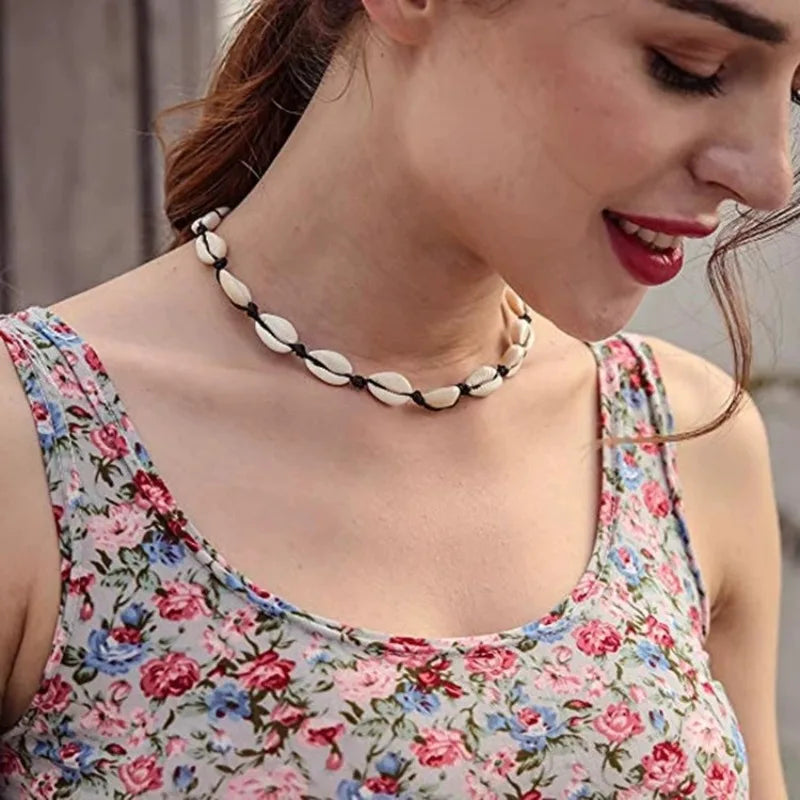 Collar con concha cauri blanco negro