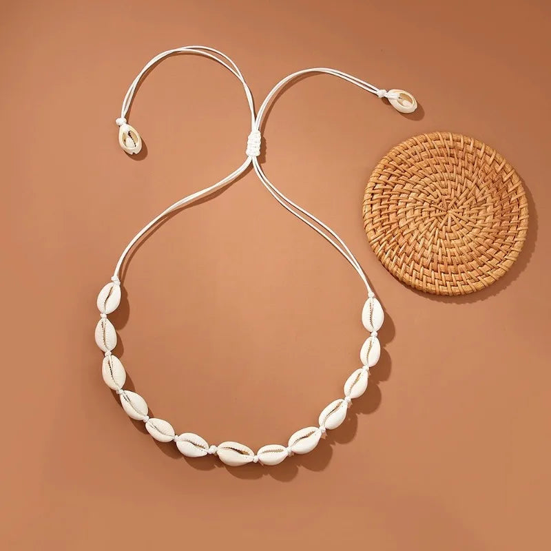 Collar con concha cauri blanco blanco