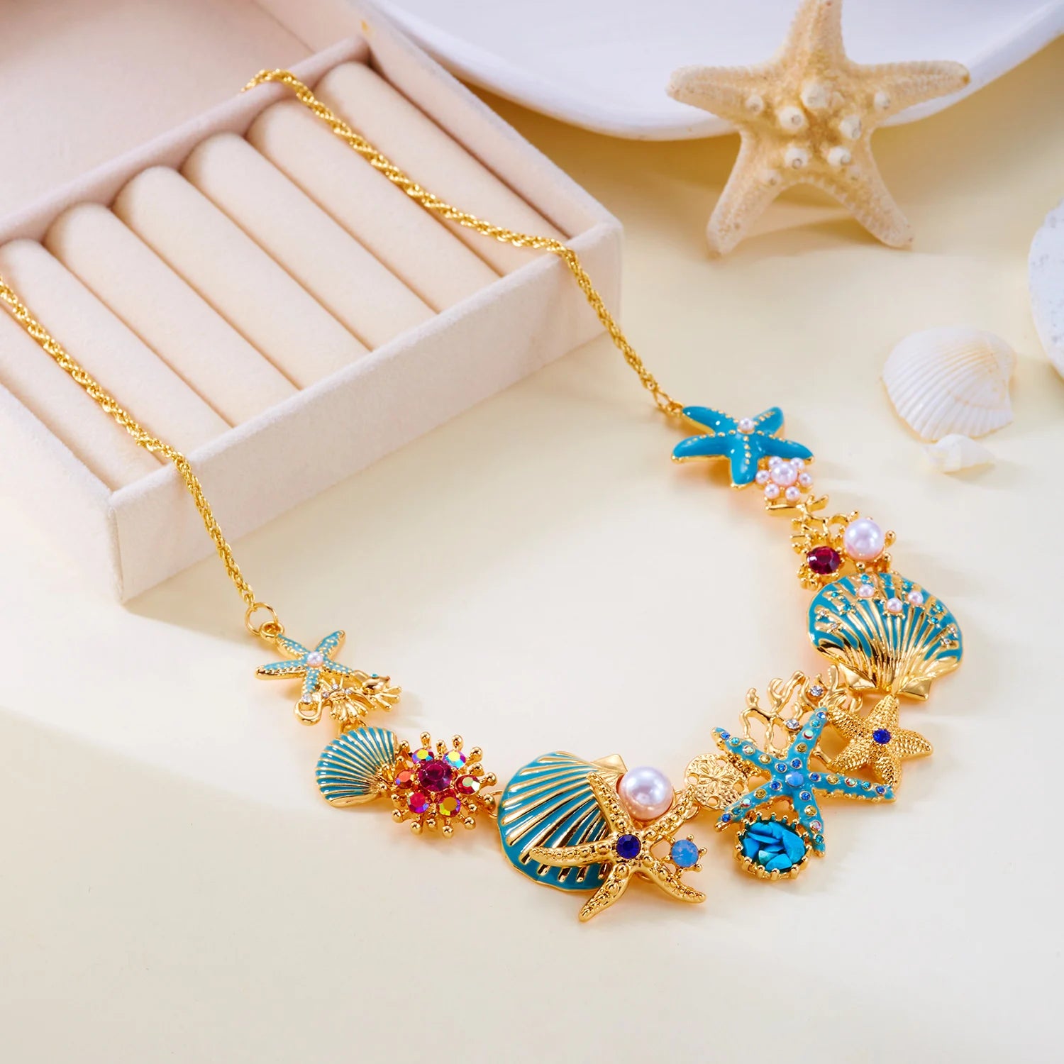 Collar de concha dorada y azulada